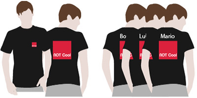 schets van zwarte t-shirts met vooraan en achteraan een logo in 2 kleuren en individuele namen achteraan